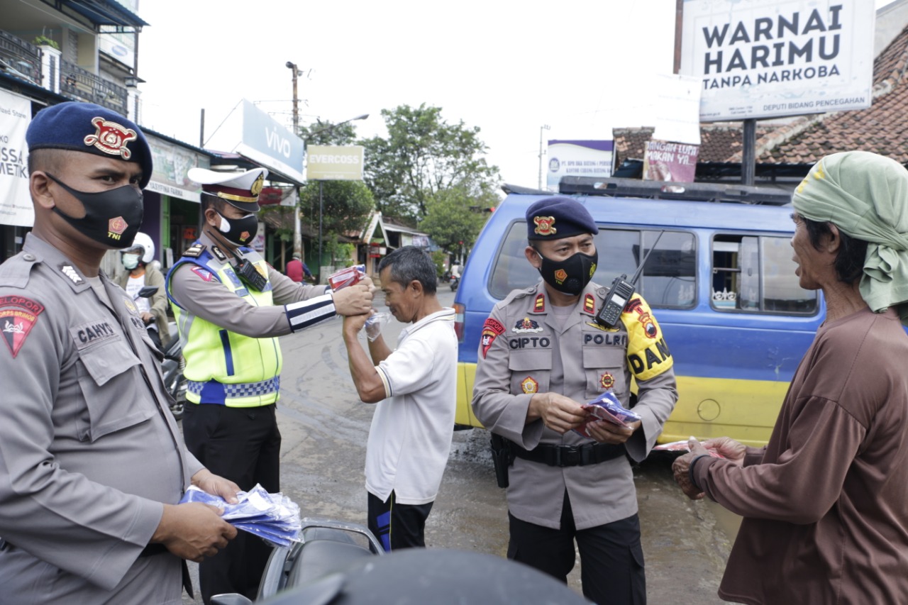 Sukseskan PPKM, Polres Batang Kembali Bagikan Ratusan Masker