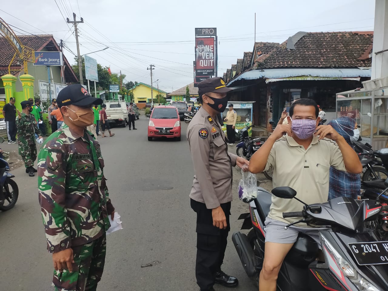 Perangi Covid-19, Polsek Tersono Bagikan Masker Gratis ke Pengguna Jalan