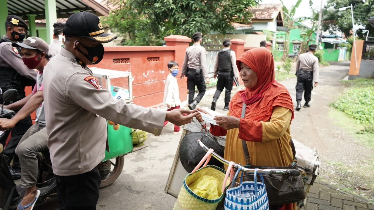 Gelorakan 4M, Polres Batang Bagikan Belasan Ribu Masker