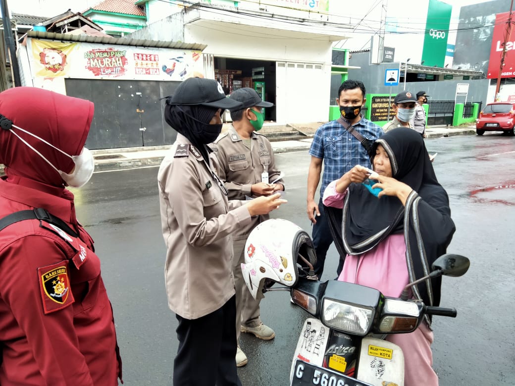 Satgas Covid -19 Kabupaten Batang Gencar Ops Yustisi dan bagikan Masker