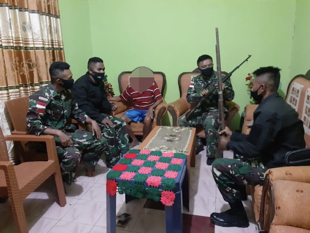 Warga Serahkan Senjata Organik Buatan Rusia Jenis SKS Semi Otomatis Kepada Satgas Yonif RK 744/SYB