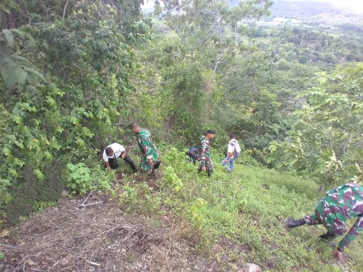 Peringati Hari Pers Nasional, Pena Batas RI-RDTL Bersama Satgas Yonif RK 744 Tanam Pohon