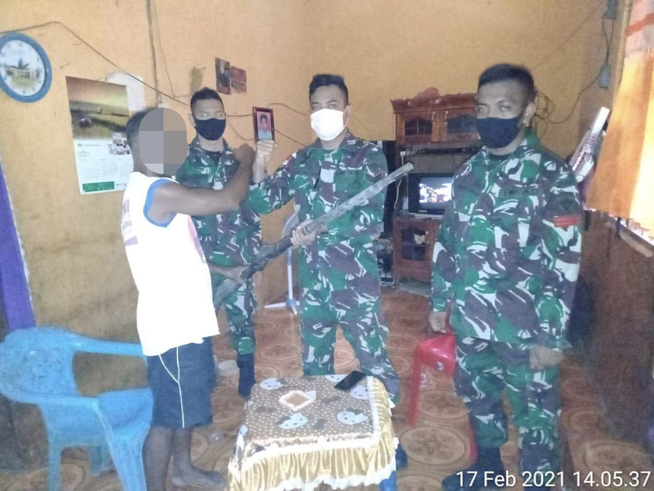 Satgas Yonif RK 744/SYB Kipur II Peroleh Senjata Springfield dari Warga Eks Timor-Timur