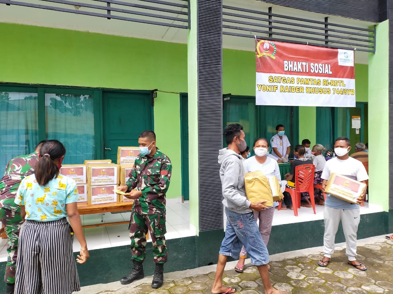 Jelang Purna Tugas, Satgas Yonif Raidersus 744/SYB Gelar Baksos Bagi Masyarakat Perbatasan