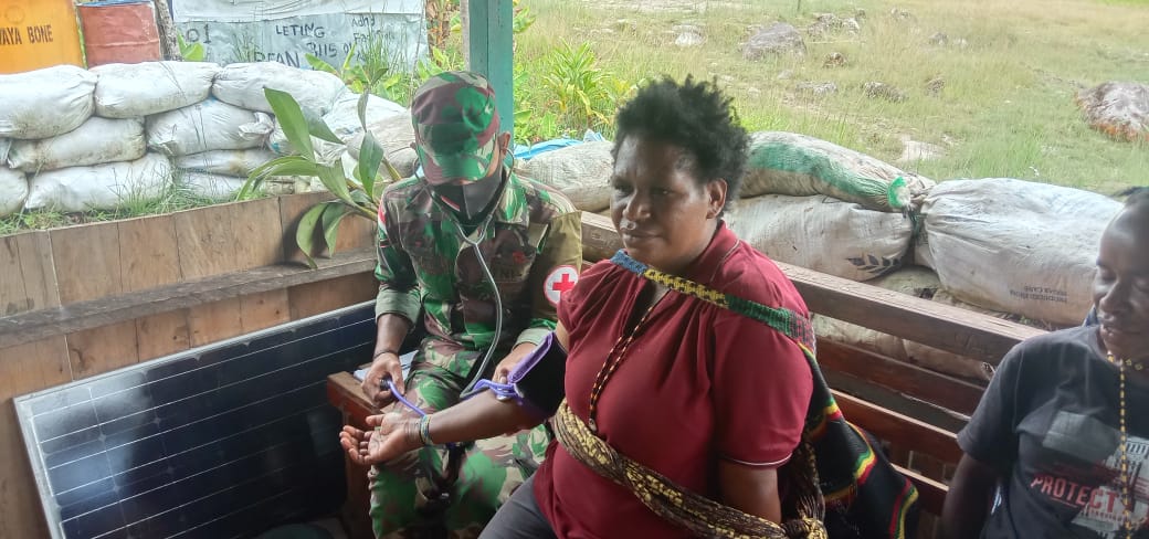 Satgas Pamrahwan Yonif 756/WMS Mengelar Pengobatan Gratis Pada Masyarakat