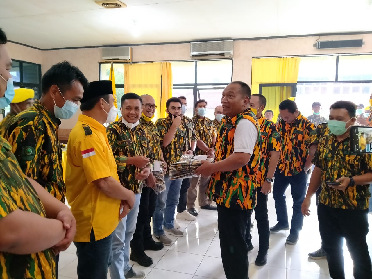 Rapat Koordinasi, Ketua AMPG Provinsi Lampung Aprozi Alam Berikan Bantuan Seragam ke Pengurus Kabupaten/Kota