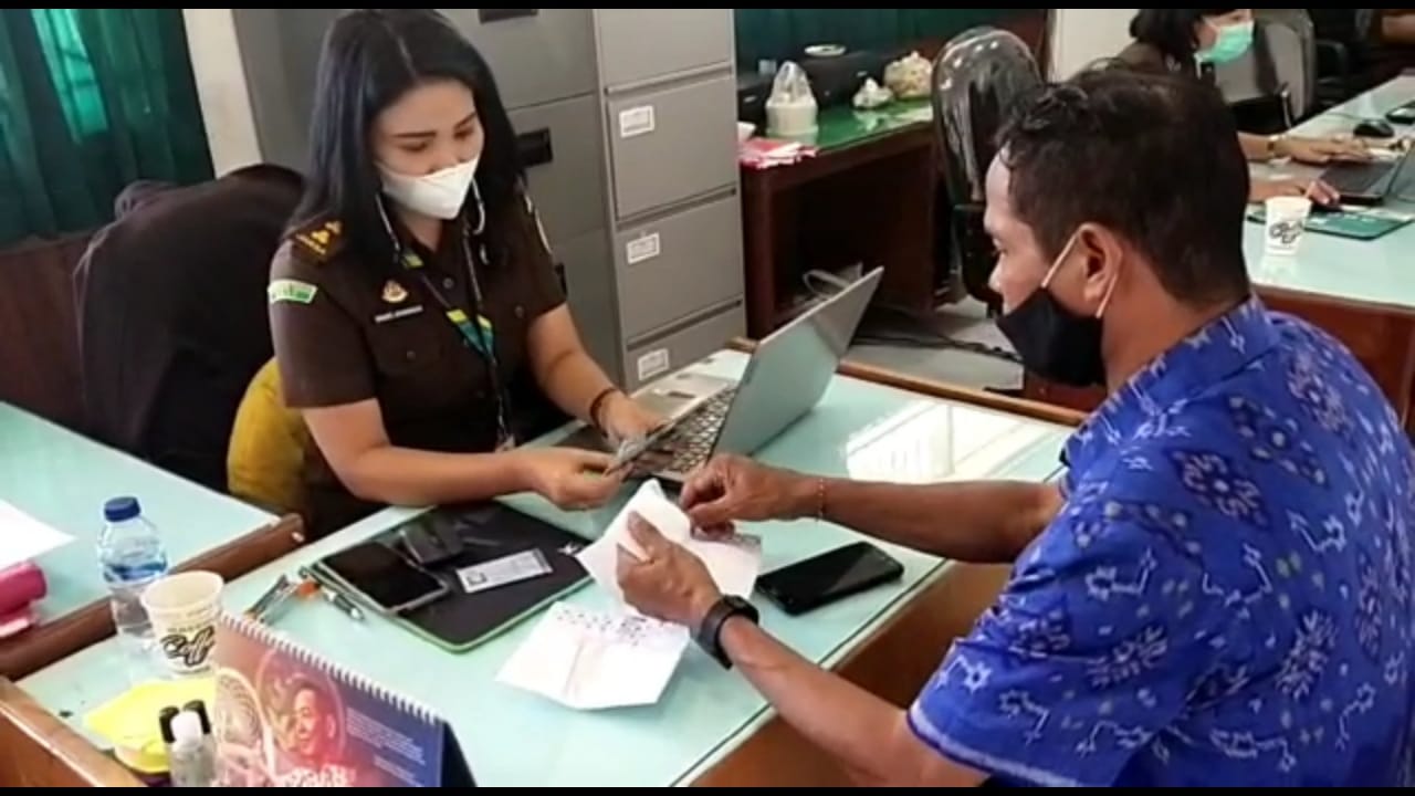 Satu Persatu Kembalikan Uang ke Tim Penyidik Kejari Buleleng