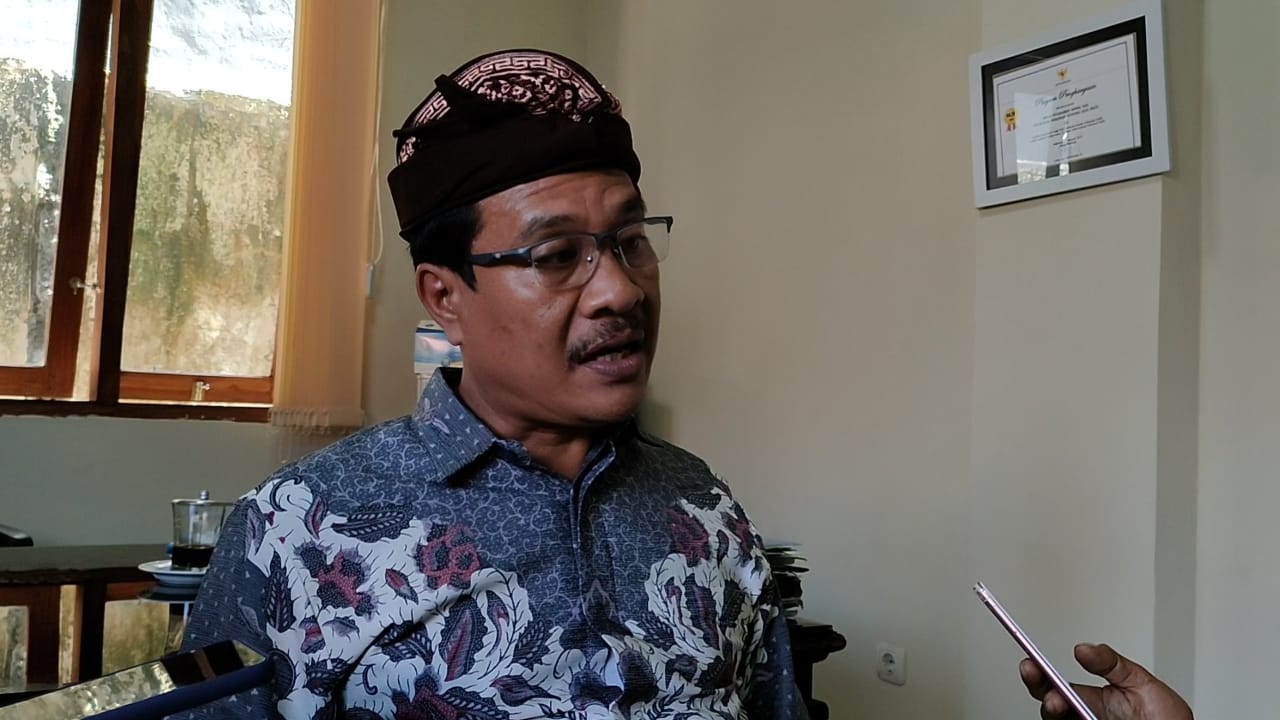 Tiga Staf Penerina Uang Bertugas Memverifikasi Perizinan