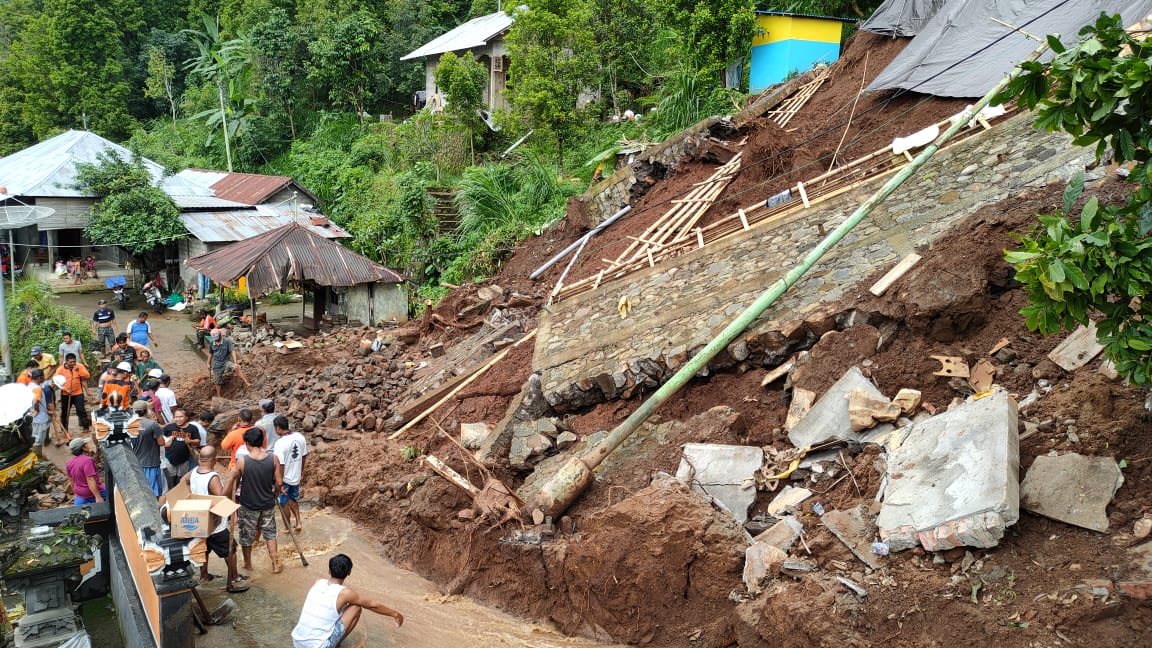 Hujan Deras, Senderan Rumah di Buleleng Longsor