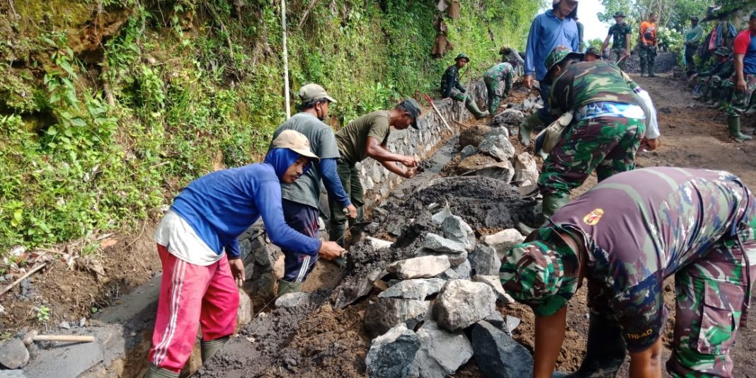 Personel Satgas TMMD Bersama Warga Bahu Membahu Kerjakan Senderan Saluran Air