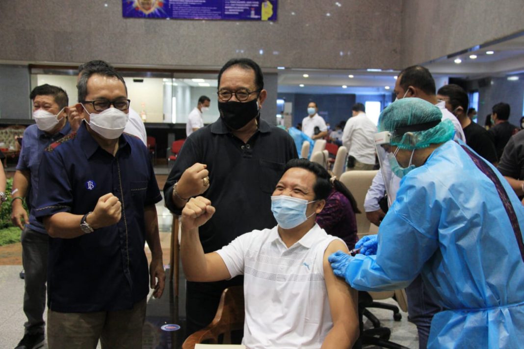 Cok Ace Pantau Pelaksanaan Vaksinasi Pekerja Industri Keuangan dan Perbankan