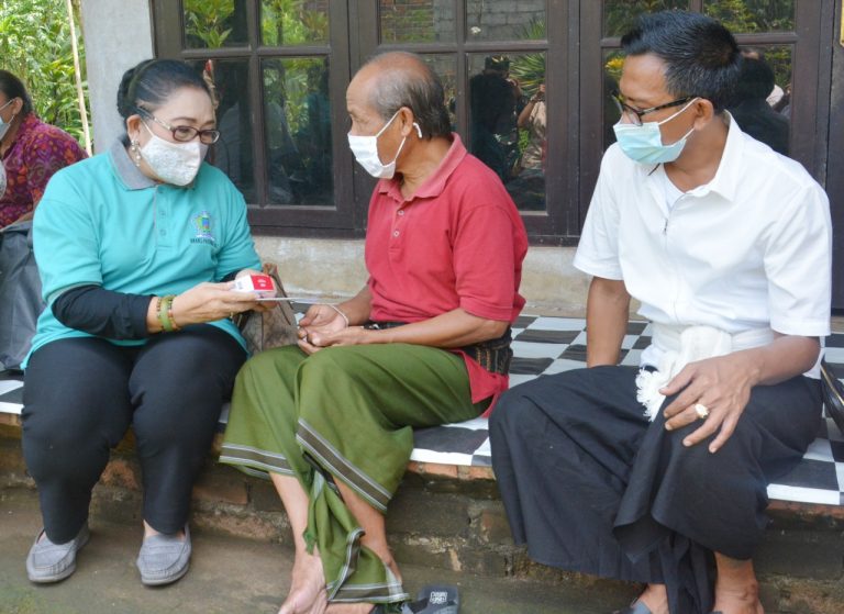 Ketua BK3S Ny. Cok Ace Serahkan Bantuan Kursi Roda dan Alat Bantu Dengar