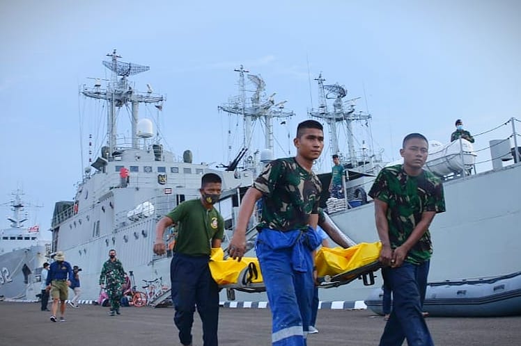 TNI AL Evakuasi Korban Kecelakaan Laut di Perairan Pondok Dayung