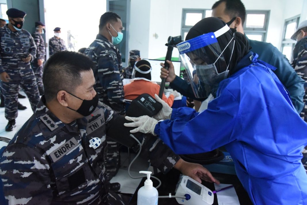 Prajurit dan PNS Koarmada II Laksanakan Vaksinasi Covid-19