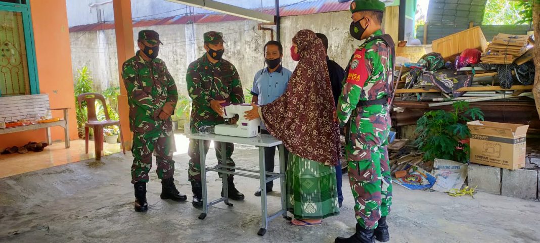 Berdayakan Ekonomi di Tengah Pandemi, Koramil Jopa Serahkan Mesin Jahit Bantuan Kodam IM