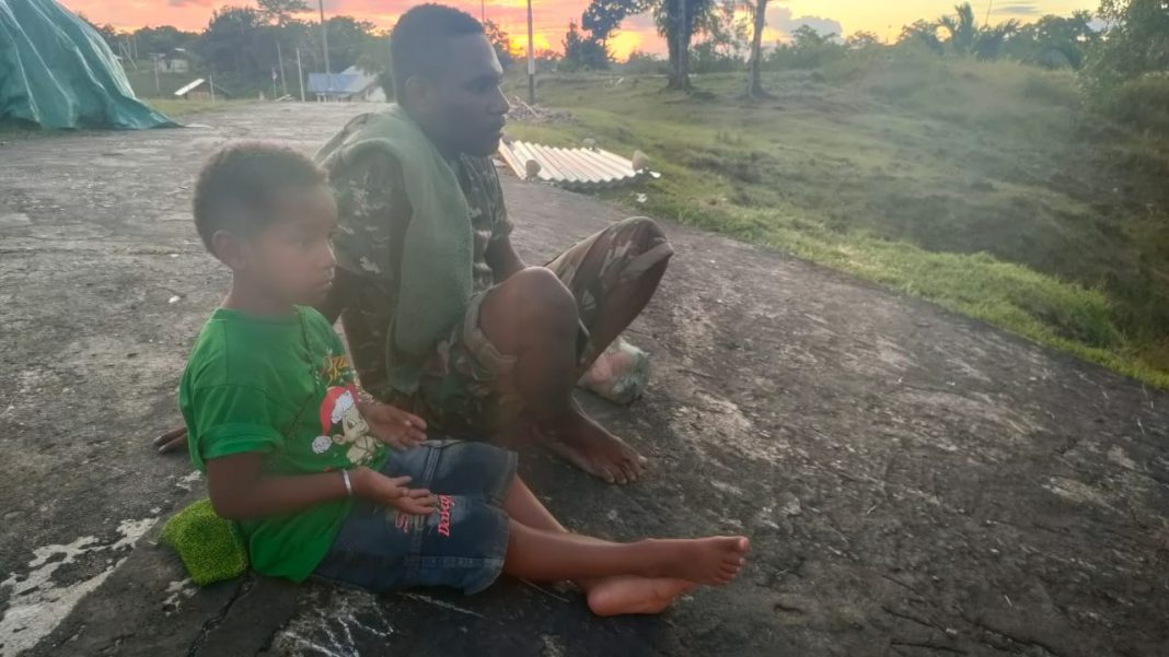 Ajak Bermain Anak Kecil, Cara Satgas TMMD Distrik Kawagit Berinteraksi