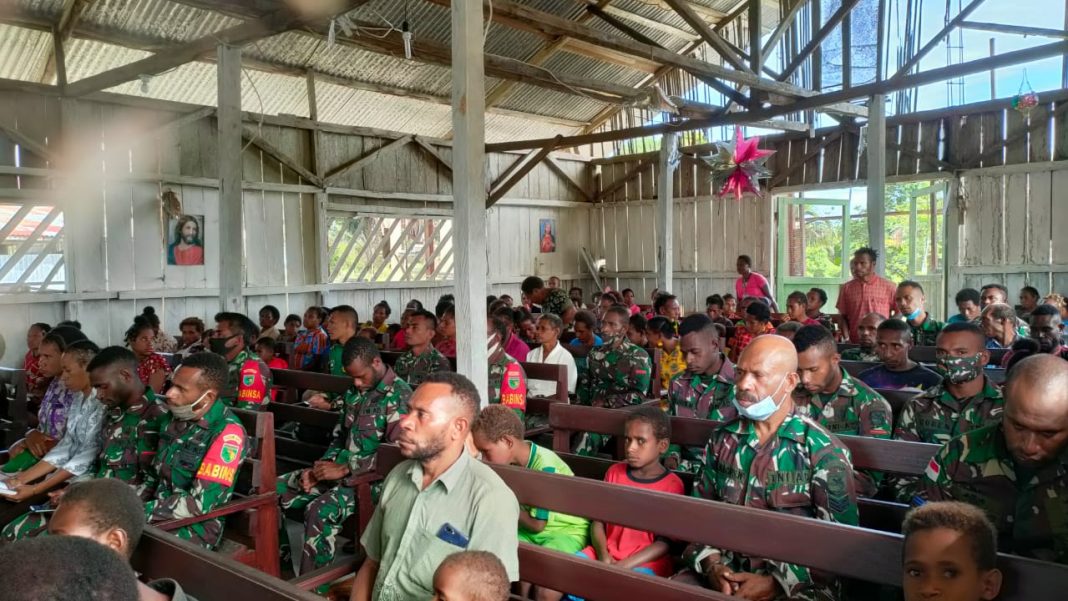 Anggota Satgas TMMD Laksanakan Ibadah Bersama Masyarakat Distrik Kawagit