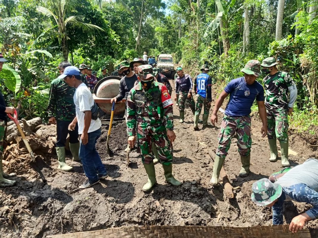 Pasca Libur Hari Raya Nyepi, Personel Satgas Bersama Warga Kembali Kebut Pekerjaan TMMD