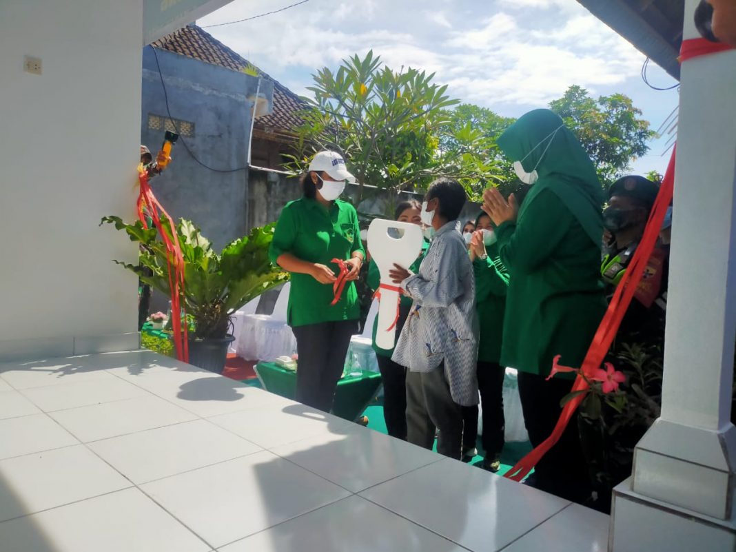 Bakti Sosial Bedah Rumah Kelar, Persit KCK Pengurus Daerah Udayana Serahkan Kunci