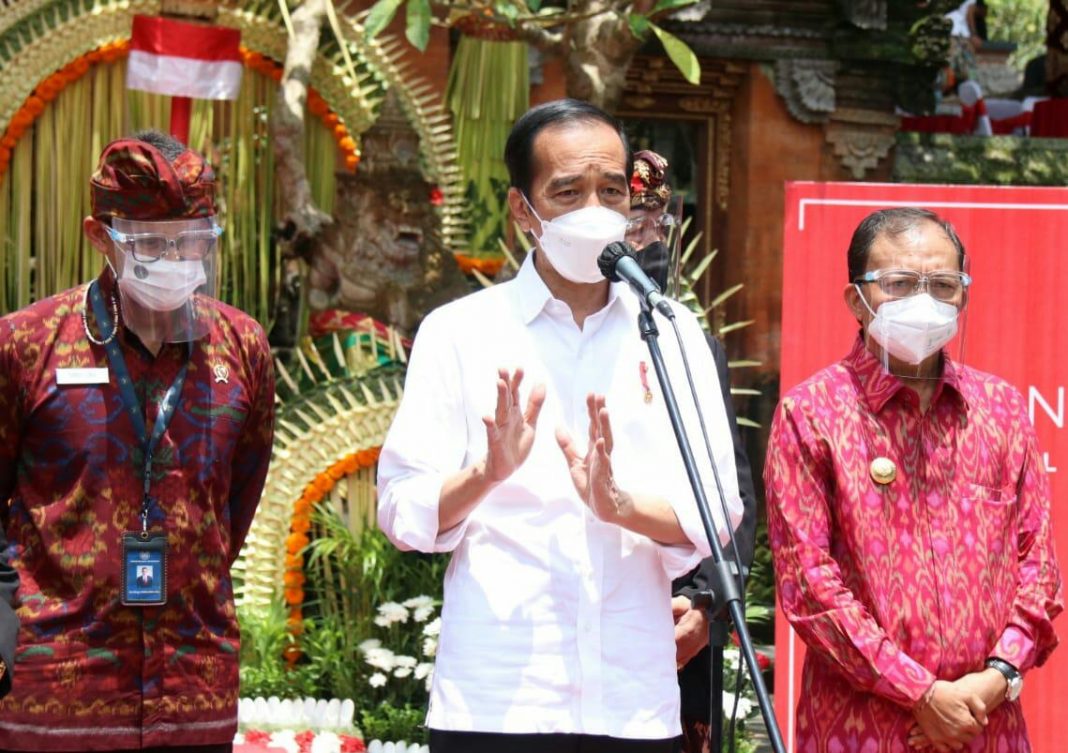 Gubernur Koster Dampingi Presiden Jokowi Meninjau Vaksinasi Massal di Puri Agung Ubud
