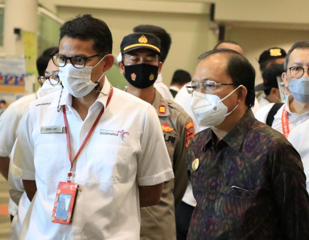 Genjot Pembukaan Gerbang Pariwisata, Gubernur Bali Dampingi Menparekraf Tinjau Vaksinasi Pekerja Lintas Instansi