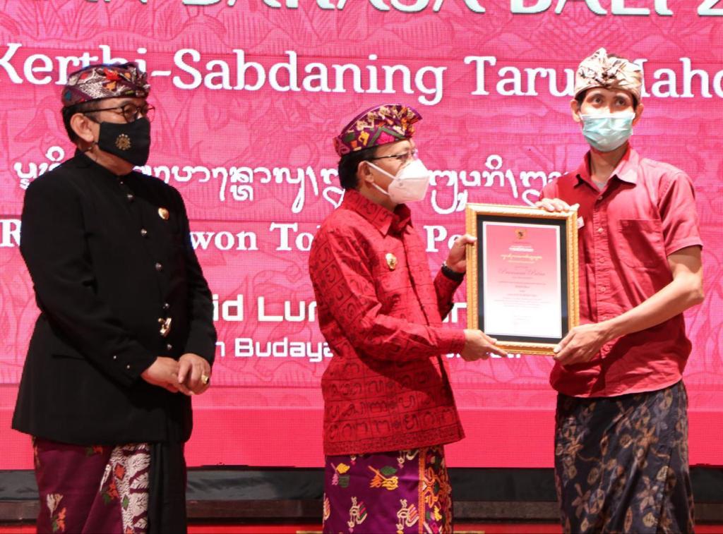 Gubernur Koster Berikan Penghargaan Bali Kérthi Nugraha Mahottama ke Praktisi Wariga dan Praktisi Lontar Bali
