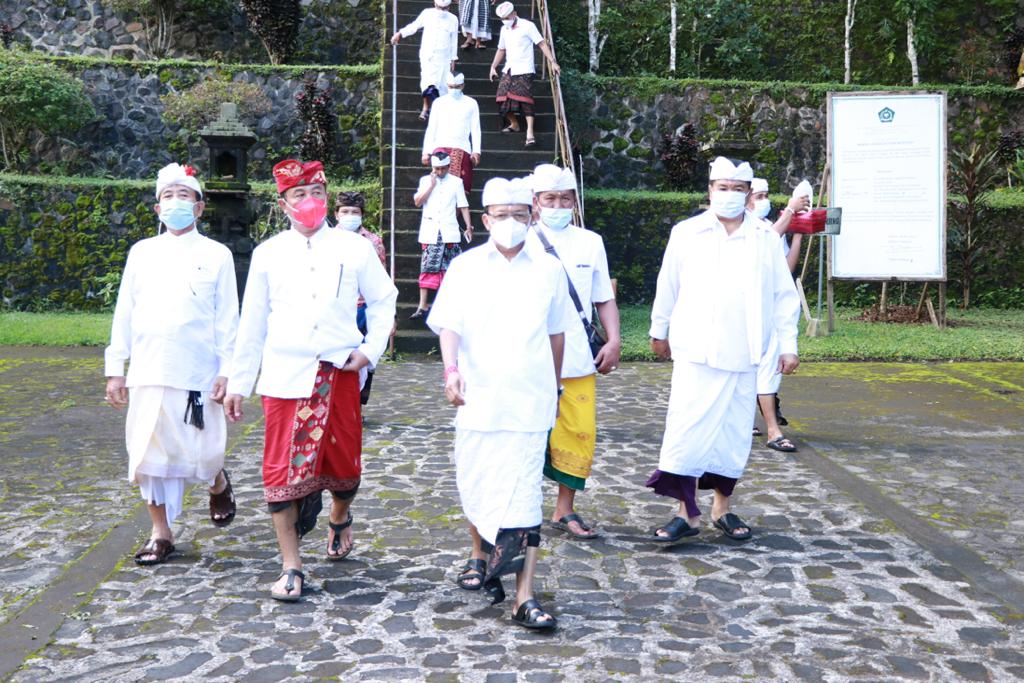 Gubernur Koster Kembali Mohon Kerahayuan Jagad dan Krama Bali di Pura Kawasan Klungkung dan Besakih