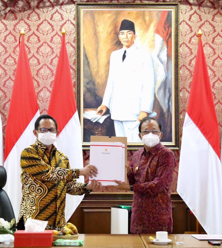 Gubernur Koster Dampingi Mendagri Tito Karnavian Meninjau Vaksinasi di Ubud dan di Sanur