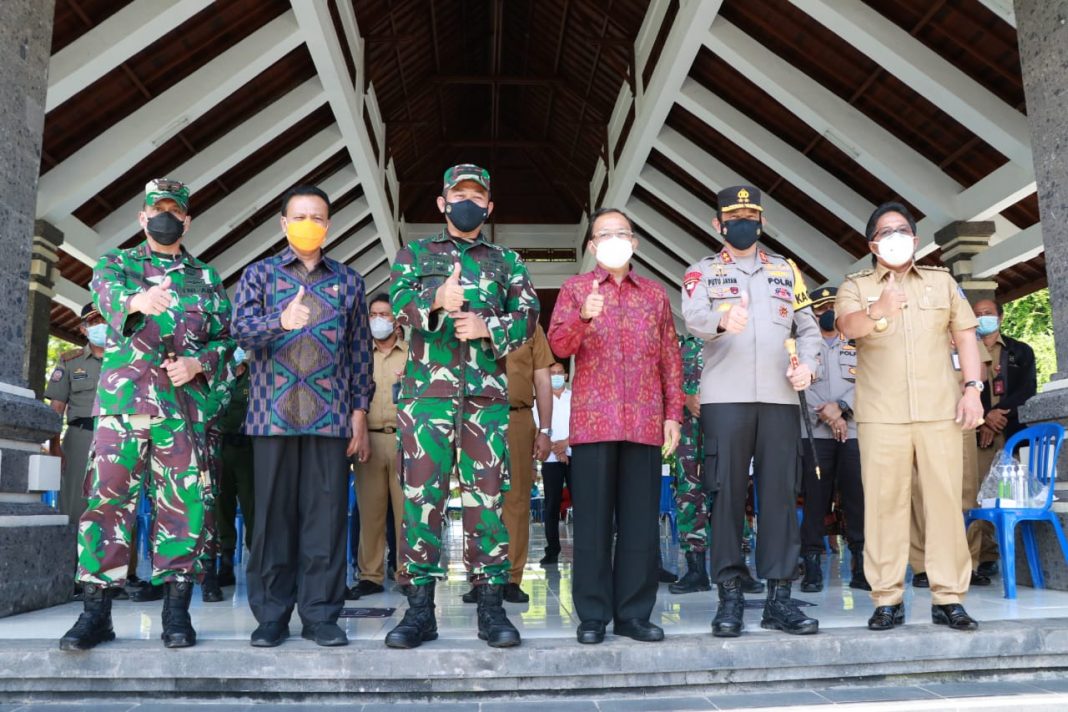 Gubernur Koster Ajak Pangdam IX/Udayana, Kapolda Bali, dan Bupati Giri Gotong Royong Percepat Vaksinasi di Badung