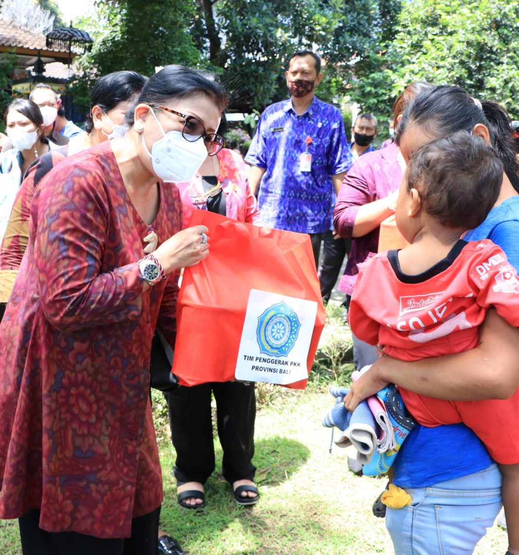 Berikan Bantuan Balita dan Ibu Hamil di Gerokgak, Ny Putri Koster: Jaga Kesehatan Diri dan Buah Hati