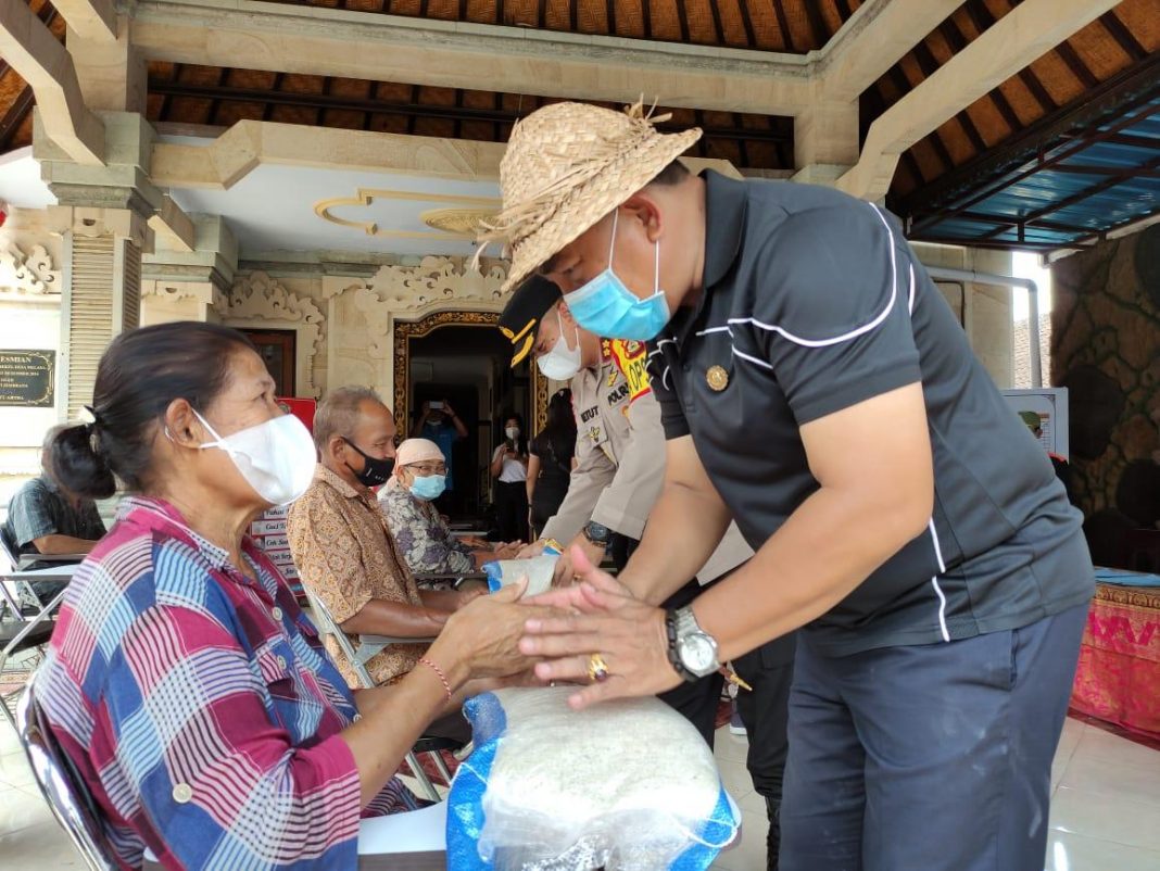Bagikan Sembako kepada Lansia, Bupati Tamba Gandeng TNI/Polri