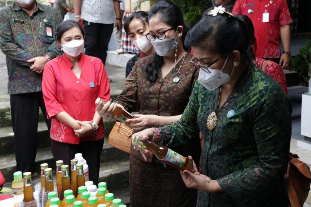 Ny. Rai Wahyuni Sanjaya Dampingi Ny. Putri Koster Bantu Anak Gizi Buruk dan Ibu Hamil