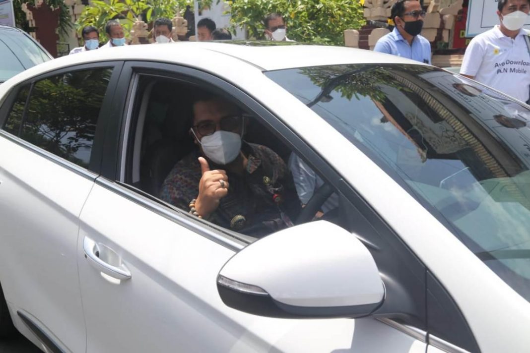 Bupati Sanjaya Test Drive Mobil Listrik Keliling Kota Tabanan