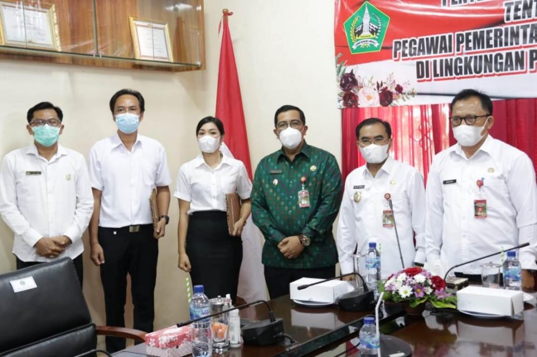 Bupati Sanjaya Serahkan 100 SK Tenaga P3K di Lingkungan Pemkab Tabanan