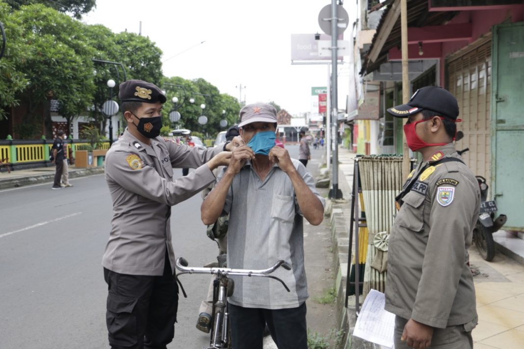 Bagikan Masker Gratis, Upaya Edukasi dan Tekan Penyebaran Covid-19
