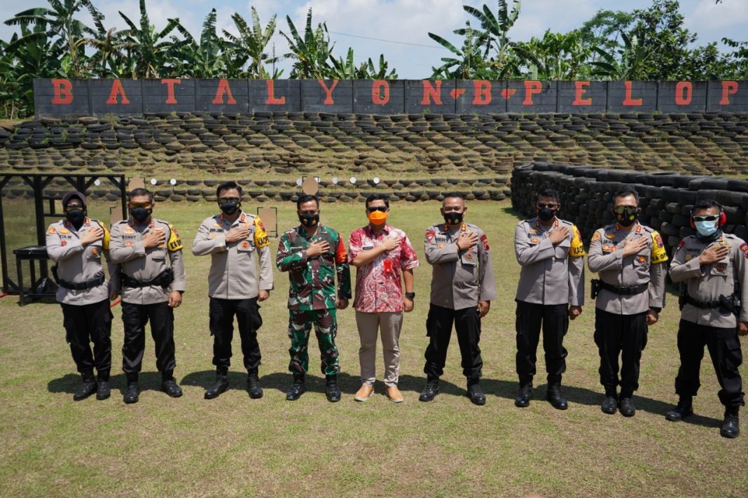 Jalin Sinergitas, Brimob Pekalongan Adakan Latihan Menembak