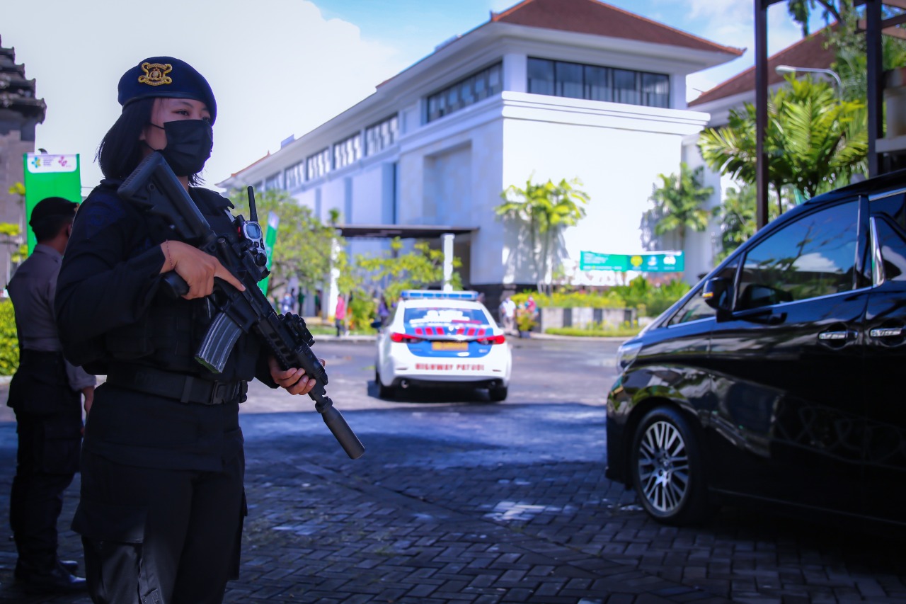 Ratusan Personel Polda Bali Amankan Vaksinasi Nasional Bersama Grab Indonesia