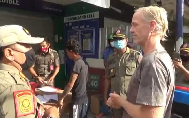 Gubernur Koster Ajak WNA Terapkan Prokes Selama di Bali