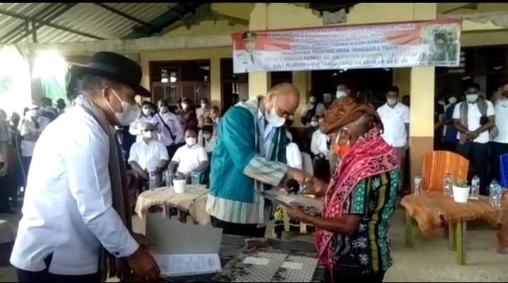 Tepati Janji, Gubernur VBL Serahkan Tanah Hibah kepada Warga Eks Timor -Timur
