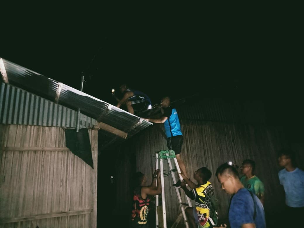 Personil Satgas 742/SWY Bantu Atasi Masalah Kelistrikan Seorang Warga di Dafala