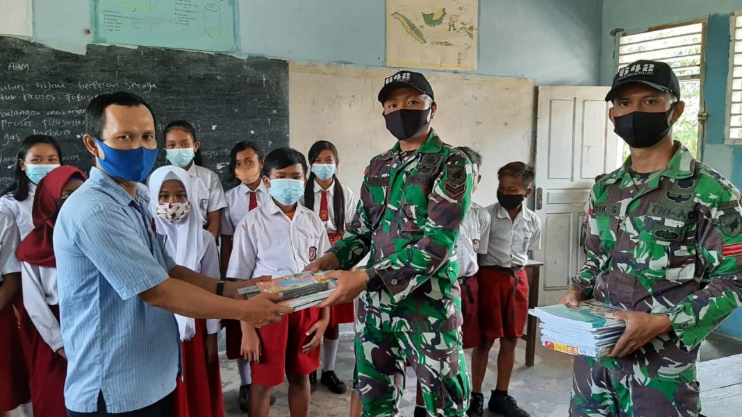 Dukung Pendidikan, Satgas Yonif 642 Bagikan Buku dan Alat Tulis Kepada Siswa Perbatasan RI-Malaysia