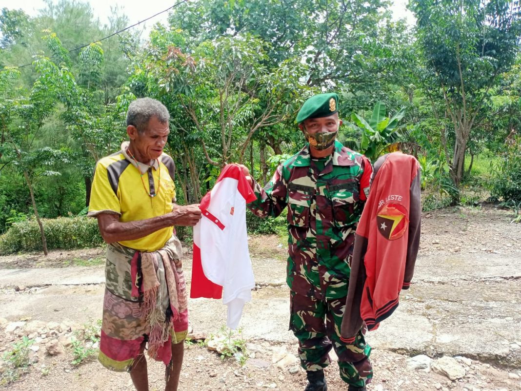 Gugah Rasa Nasionalisme Satgas Pamtas RI-RDTL Sektor Barat Berikan Kaos Merah Putih