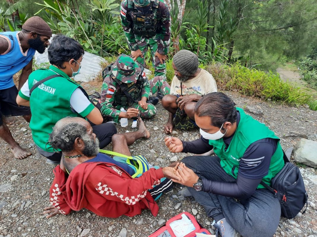 Sinergitas Satgas TNI Yonif 756/WMS dan Dinkes Kab Mimika dalam Pelayanan Kesehatan bagi Warga Kampung Opitawak