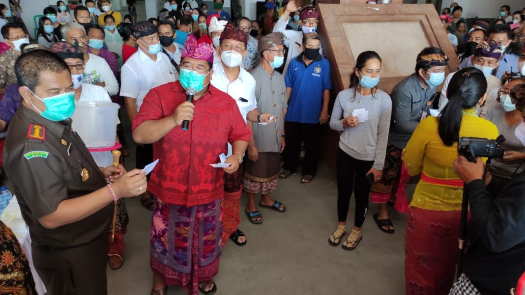 Resmi Dibuka, Bupati dan Wabup Bagikan Nomor Los Pedagang Pasar Banyuasri