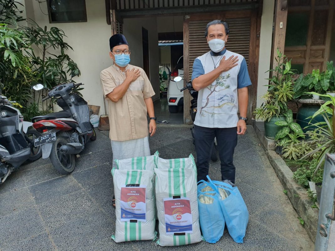 Polda Bali Serahkan Bansos Sembako ke Dapur Umum Jaba Paon Kaliasem