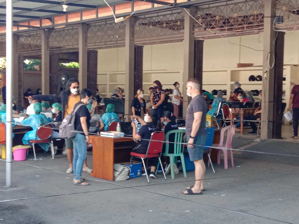 Abaikan Prokes, Orang Asing Berebut Vaksin di DPRD Bali