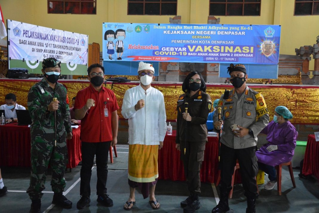 Dukung Percepatan Vaksinasi, Kejari Denpasar Terlibat dalam Vaksinasi Anak Usia12-17 Tahun