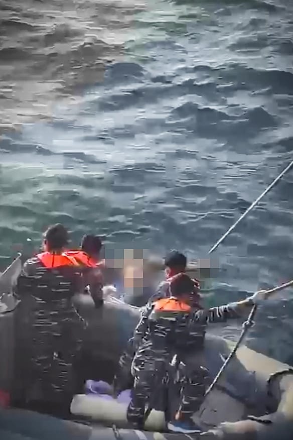 TNI AL Bersama Potensi SAR Evakuasi Korban 17 Kapal di Perairan Kalbar