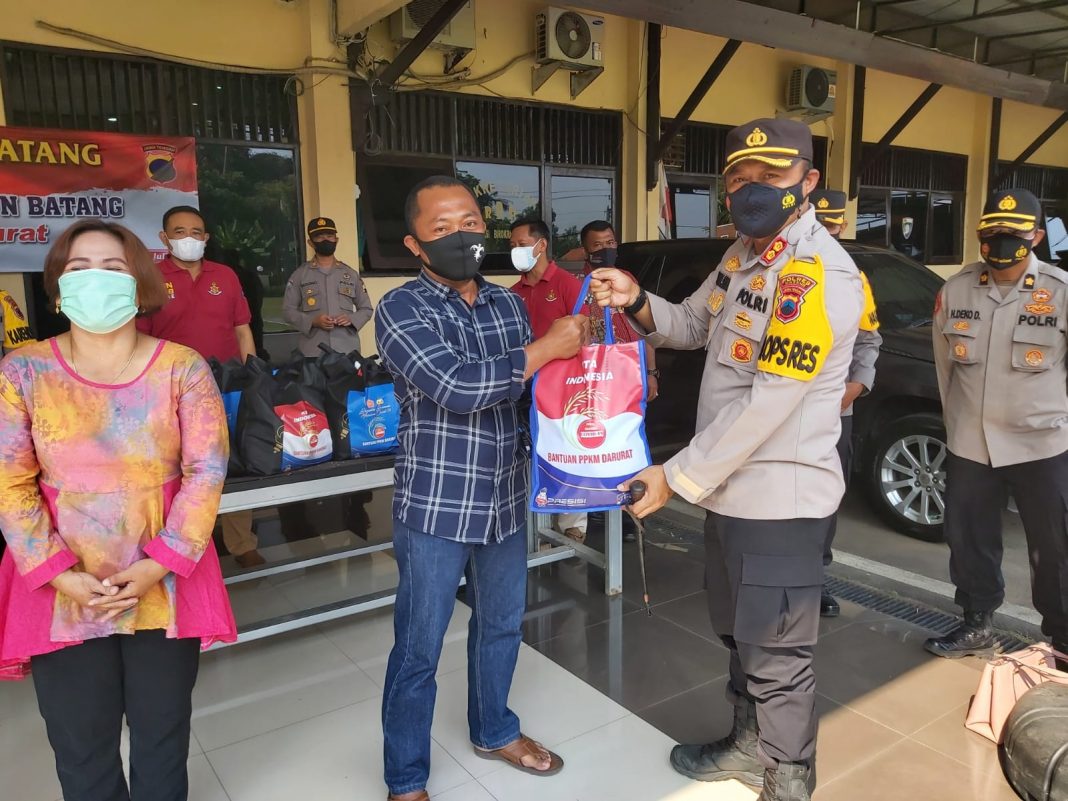 Polres Batang Bantu Paket Sembako Untuk Paguyuban Pedagang Alun Alun