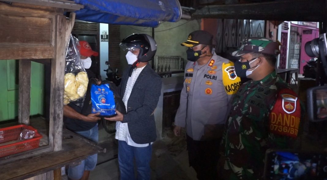 Kapolres Batang Bersama Forkopimda, Kelilingi Kota untuk Bagi Sembako ke Warga
